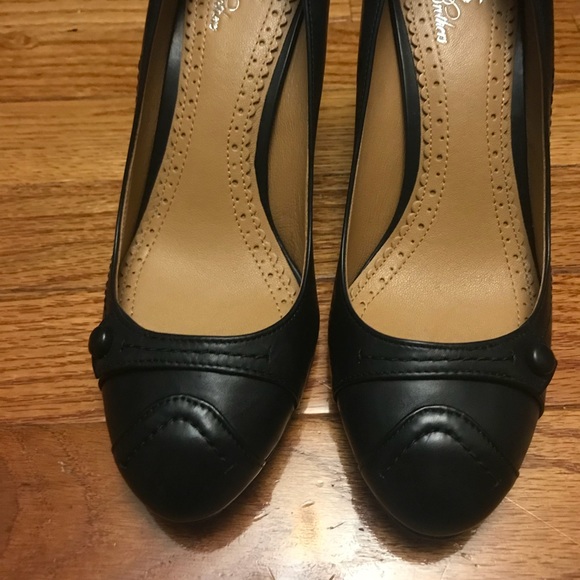 Brooks Brothers Black button heels sz 6.5 NEW - Picture 2 of 8